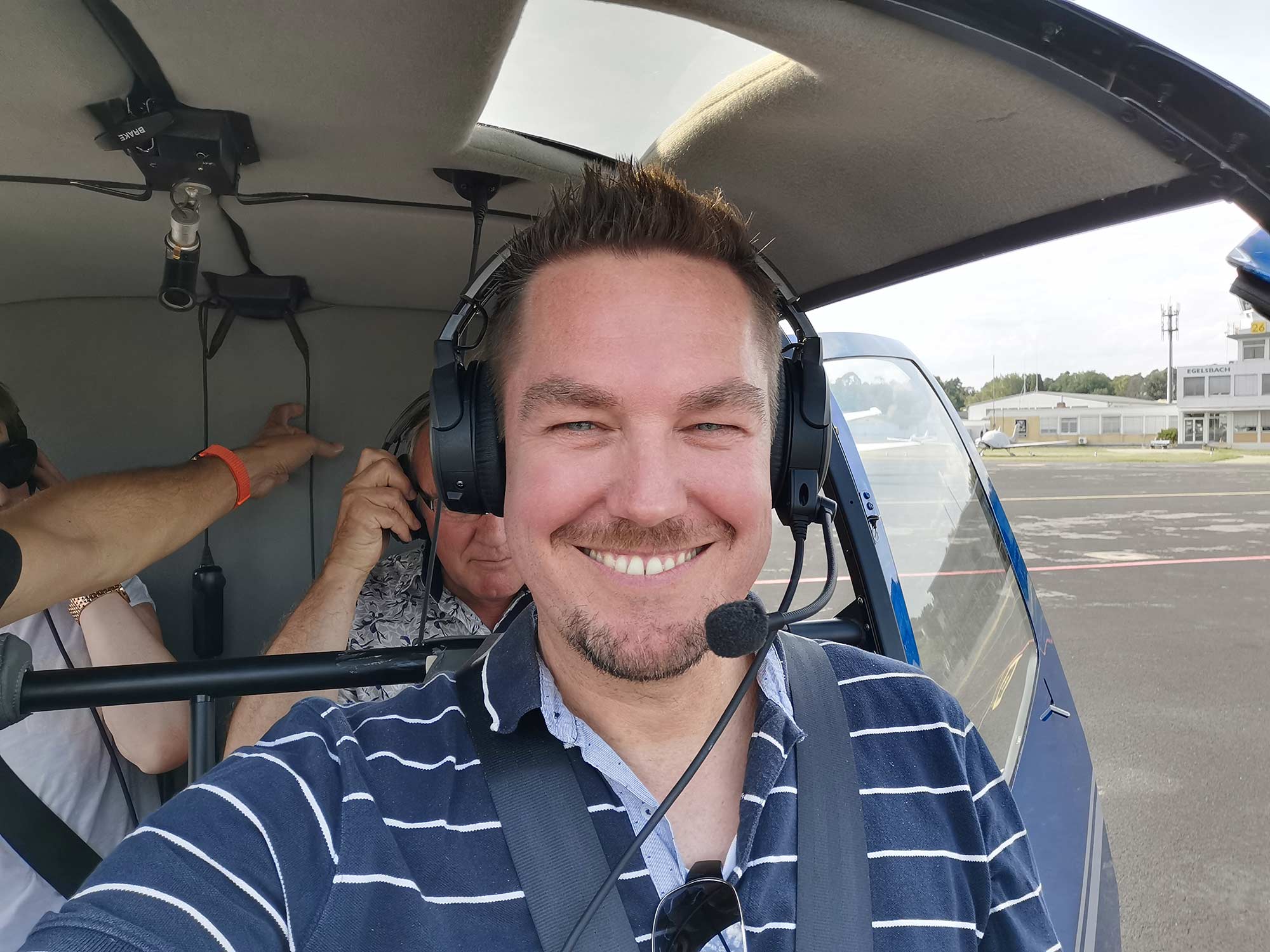 Helicopter tour Frankfurt - Passenger with headset - Skylinetour Frankfurt