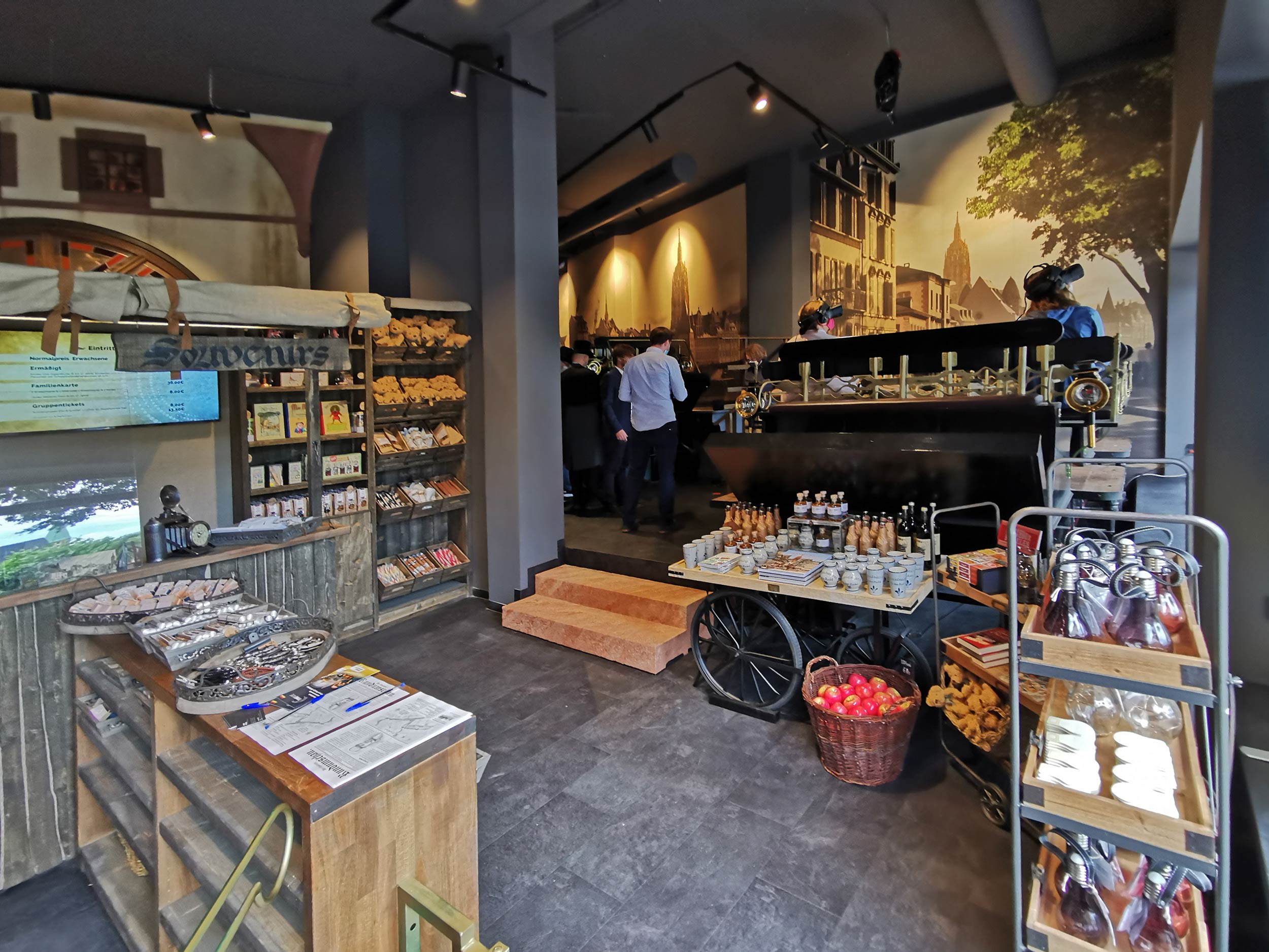 time-ride-frankfurt-shop-inside-attraction-tourist-hotspot-sight-tour-virtual-city-tour-group-city-center-bad-weather