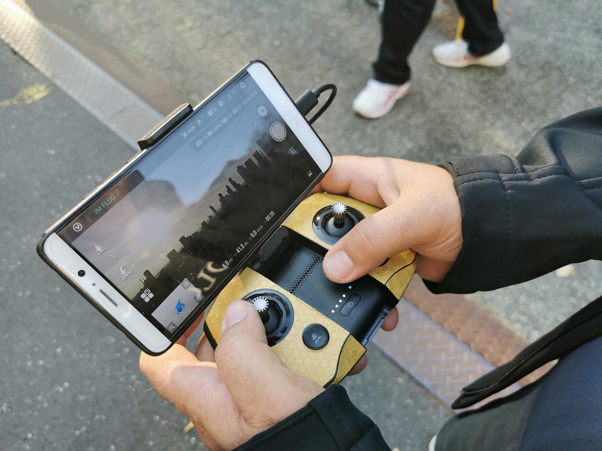 drone-flight-skyline-frankfurt-steering drone flight Frankfurt - steering a drone