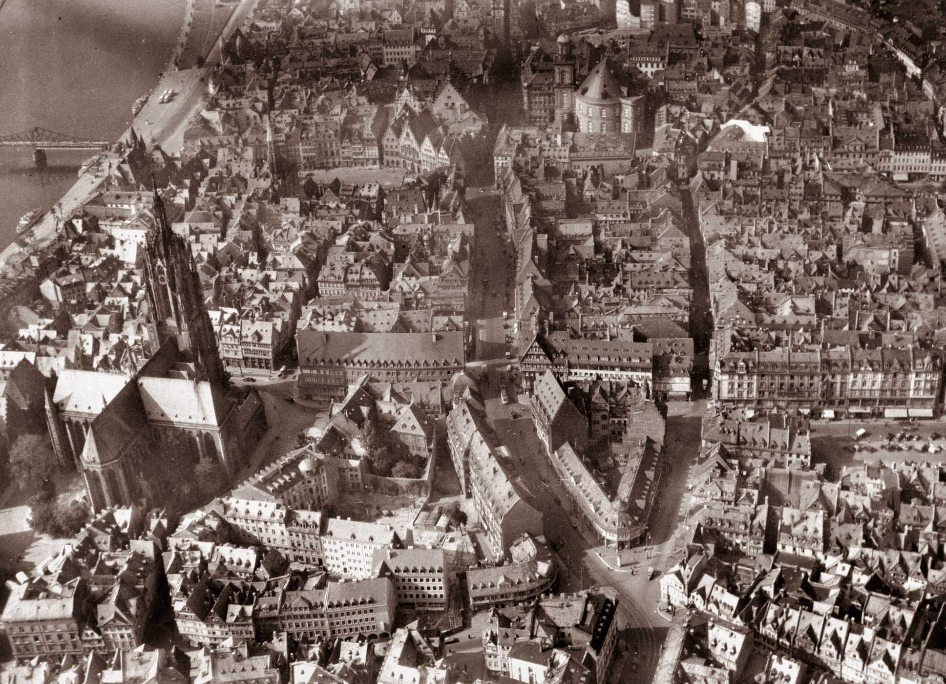 Frankfurt Old Town in 1942 before the destruction - aerial photo