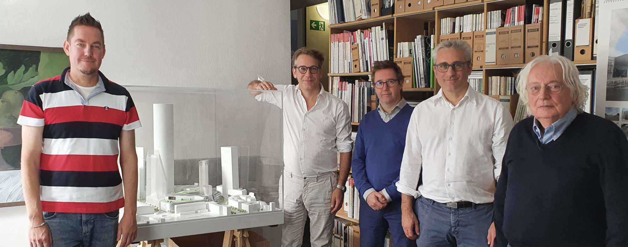 jourdan-mueller-steinhauser-architekten-frankfurt-prof-jochem-jourdan SKYLINE ATLAS meets Jourdan & Müller Steinhauser Architects. From left to right: Michael Wutzke, Benjamin Jourdan, Nicolai Steinhauser, Felix Jourdan, Jochem Jourdan - The model shows a design for the urban entertainment center later constructed in the European District