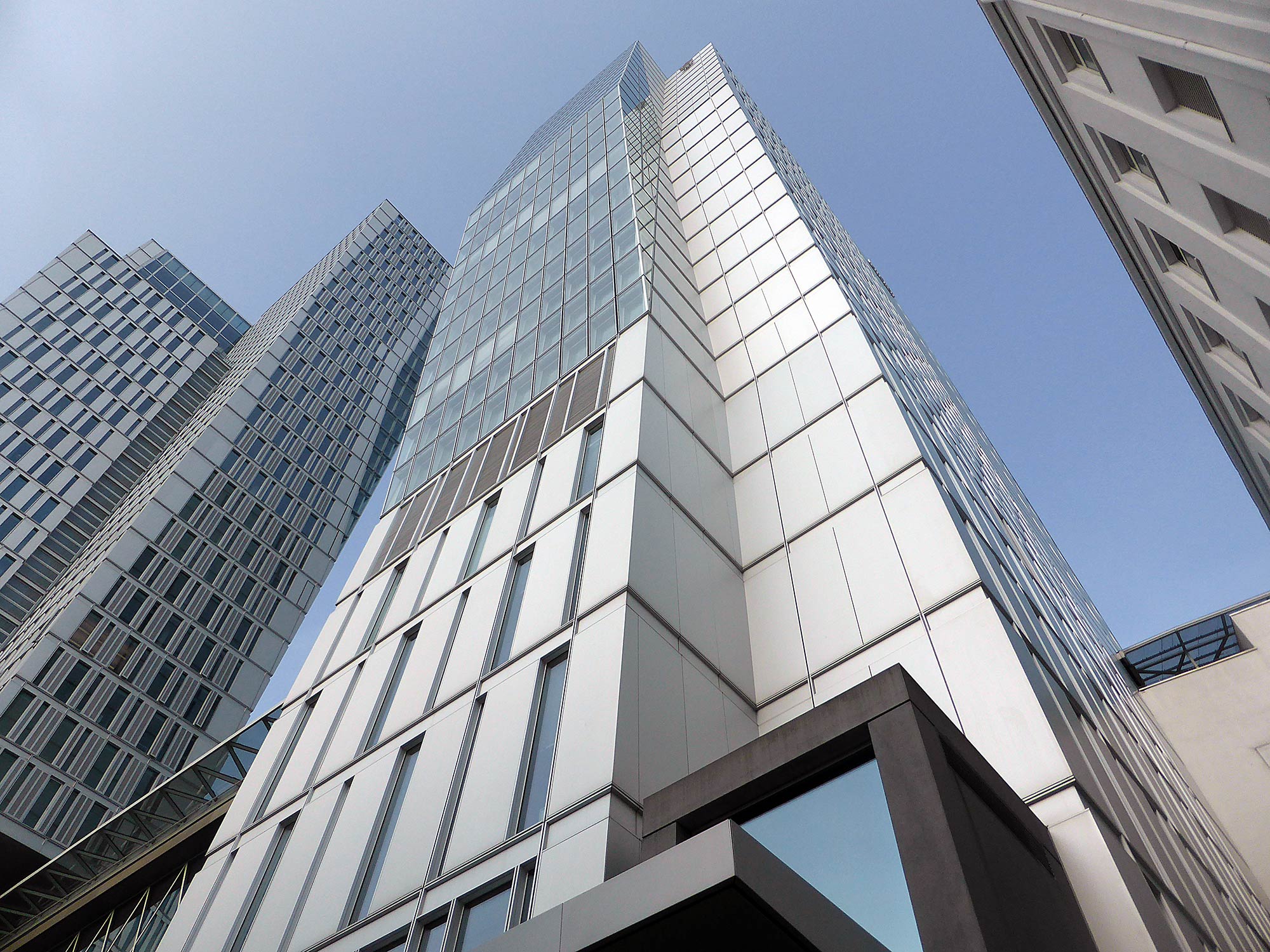 jumeirah-hotel-frankfurt-luxury-hotel-frankfurt-with-skyline-views-skyscraper Jumeirah Hotel Frankfurt - hotel with skyline views of skyscrapers