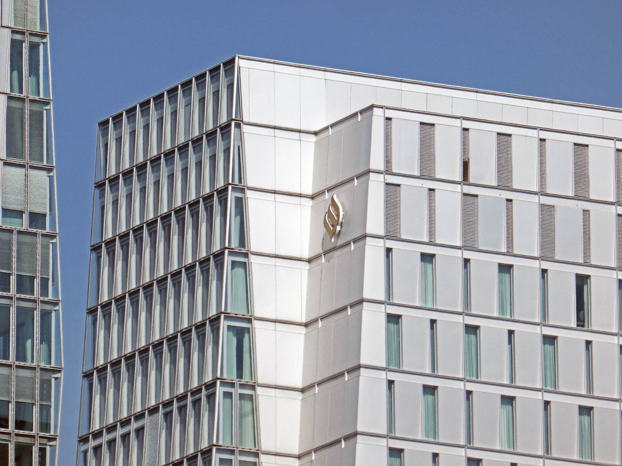 skyline-hotel-frankfurt-jumeirah-group-dubai-hotel-ksp-engel-zimmermann-palais-quartier-hotel-tower Jumeirah Hotel Frankfurt - hotel with skyline views of tall buildings