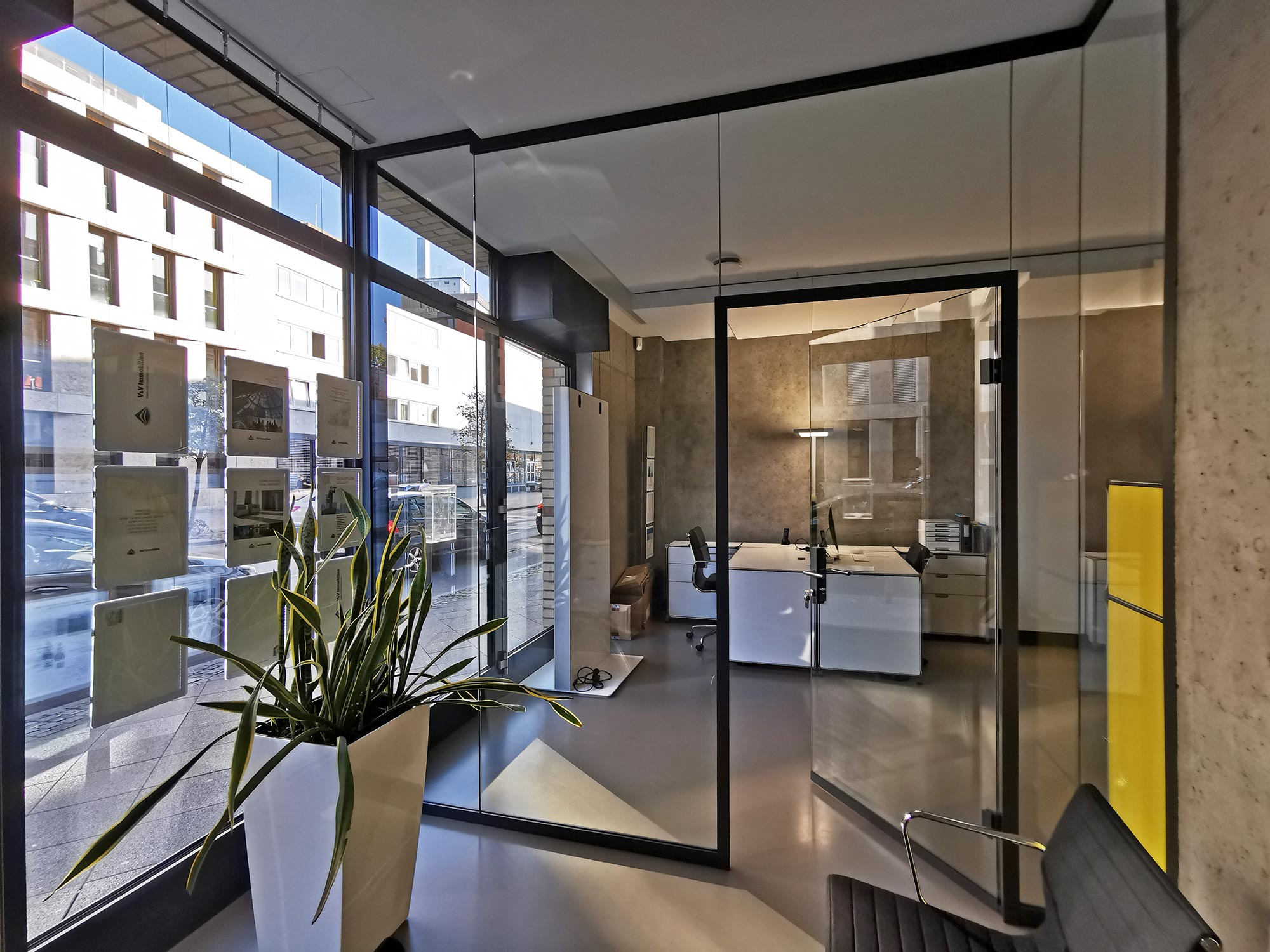V & V Immobilien Frankfurt - Lange Strasse - clients can visit the store to get informed about real estate topics