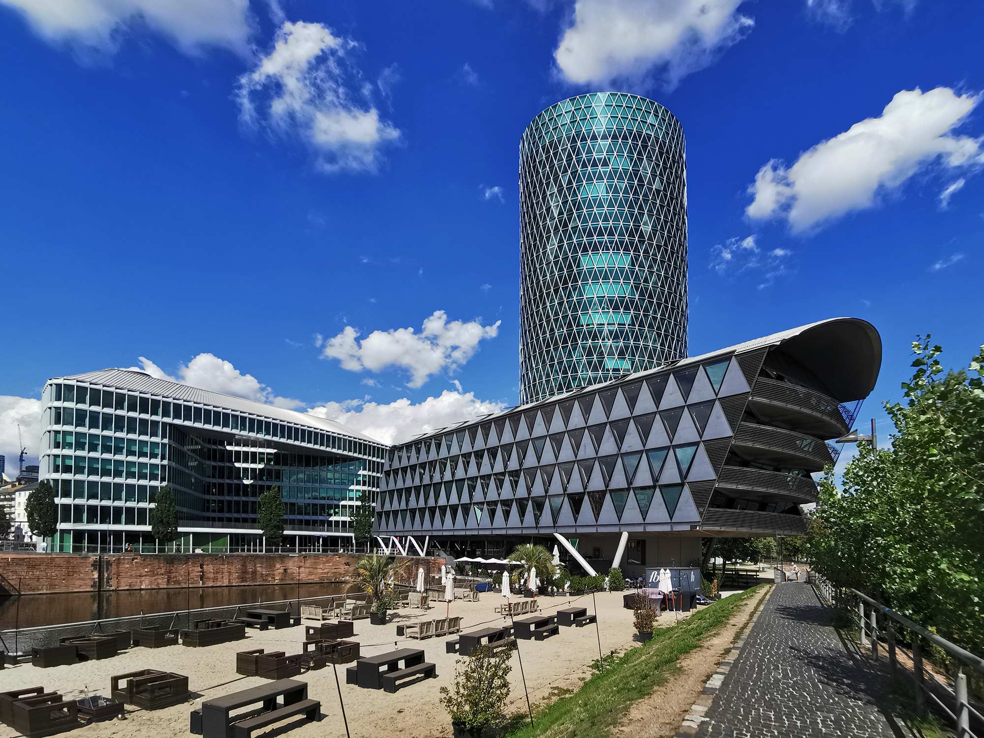 Westhafen-Haus (left), bridge building (right) and Westhafen Tower (back) - all designed by the architects schneider + schumacher BDA