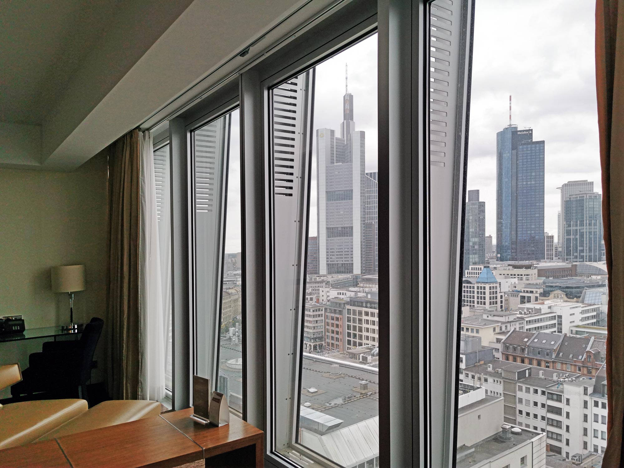frankfurt-skyline-hotel-view-panorama-views-skyline-skyscrapers-jumeirah-tower Frankfurt Skyline Hotel Wit Views of Skyscrapers - Frankfurt Panorama Hotel - Skyline Views Hotel Germany - Jumeirah Hotel Tower - Hotel room