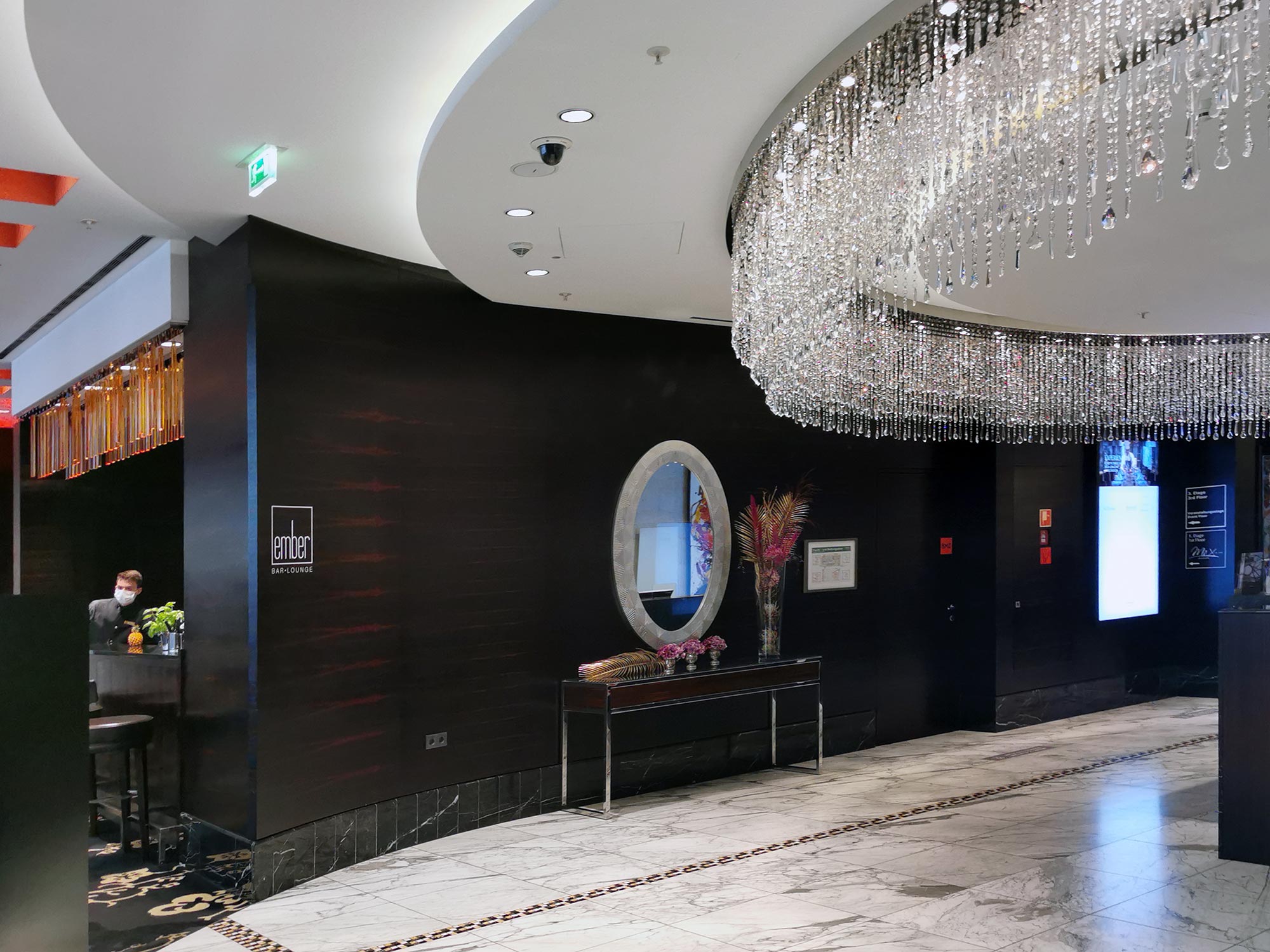 jumeirah-hotel-frankfurt-skyline-view-hotel-lobby-ember-bar-entrance-area-interior Jumeirah Hotel Frankfurt - hotel with skyline view - hotel lobby - Ember Bar - entrance area and interior of the Frankfurt luxury hotel