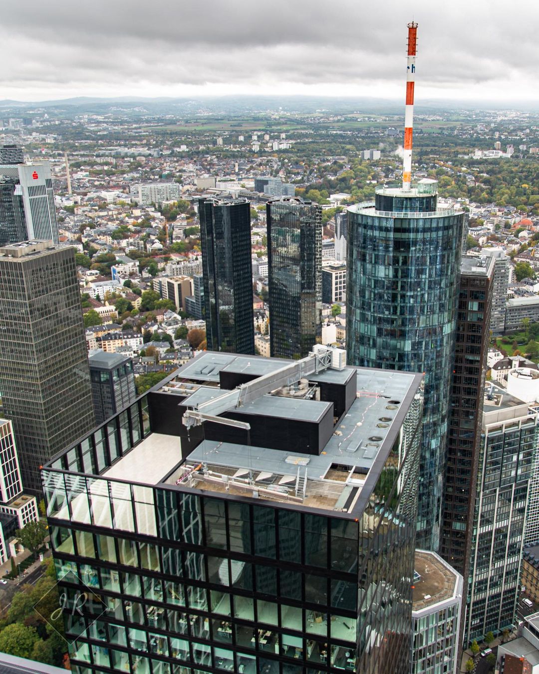 OmniTurm roof - building maintenance unit (BMU) - photographed by Ralf Jock