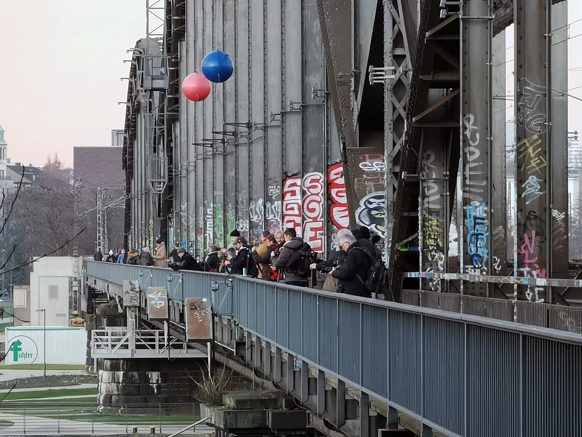 Photo location Frankfurt Main bridge - best skyline views - tip for blogging and vlogging - Insta tips Frankfurt