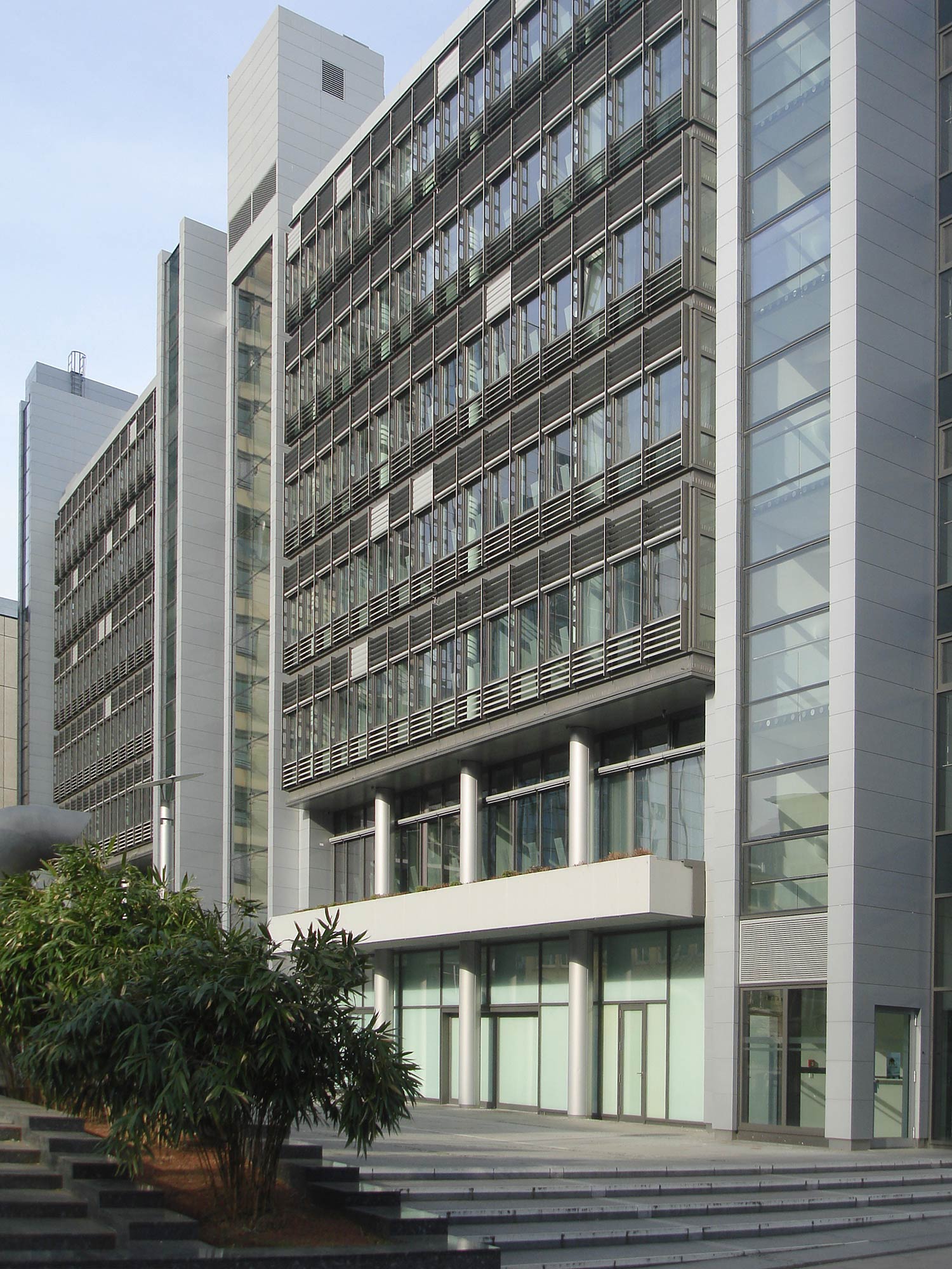 skylight-offices-downotwn-frankfurt-low-rise Office space for rent in the Skylight office complex - the low rise wing