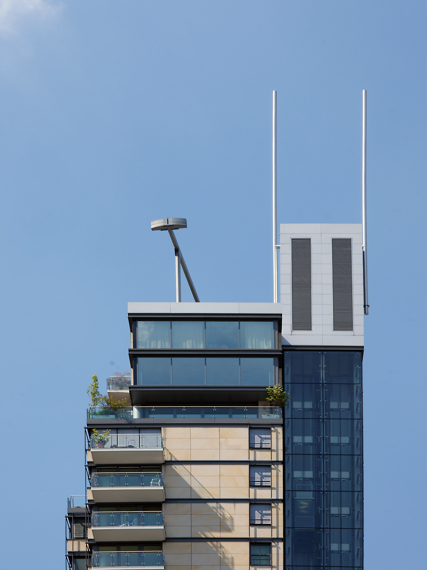 skylight-tower-frankfurt-apartment-high-rise-residential-skyscraper Highrise building with antennas in Frankfurt