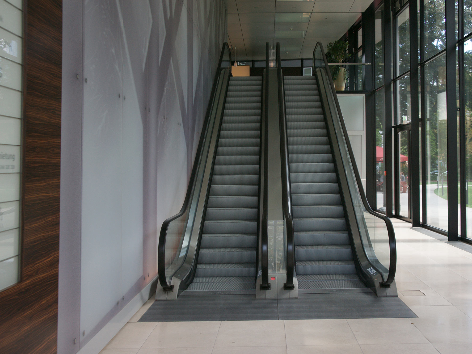 westend-duo-frankfurt-escalators-inside-lobby Escalators in the lobby - Westend Duo