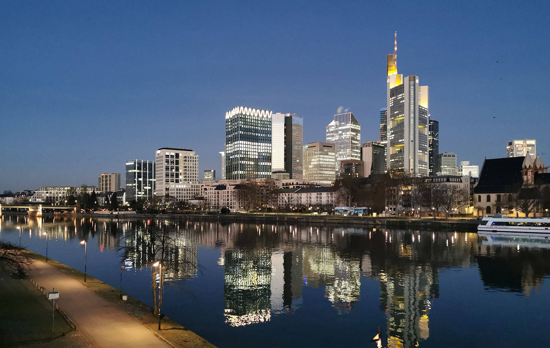 Frankfurt skyscrapers - Frankfurt Wallpaper photo - Download free photo - Press image Frankfurt, Germany - Photo No. 373-350-248