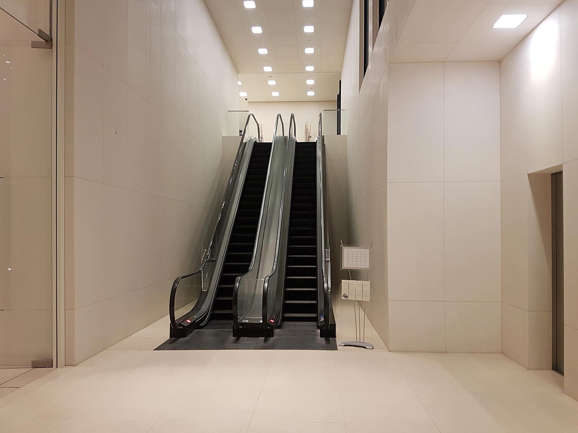 frankfurt-taunusturm-escalators-inside