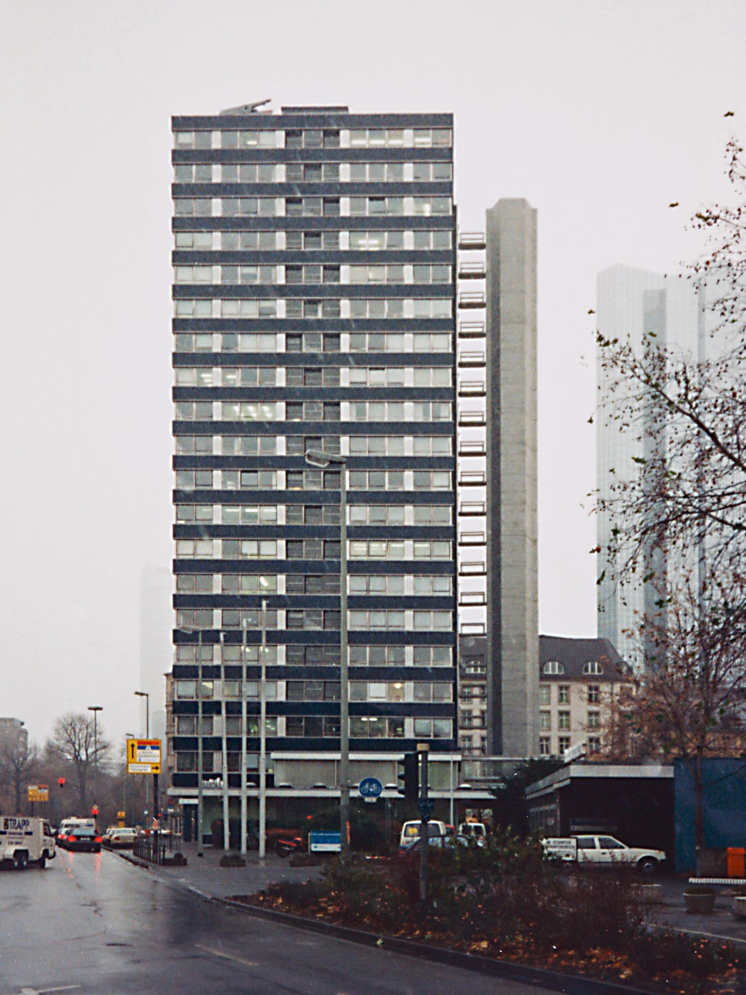 zuerich-hoeus-frankfurt-zuerich-haus-photo Zurich House during its demolition - Frankfurt in November 2001
