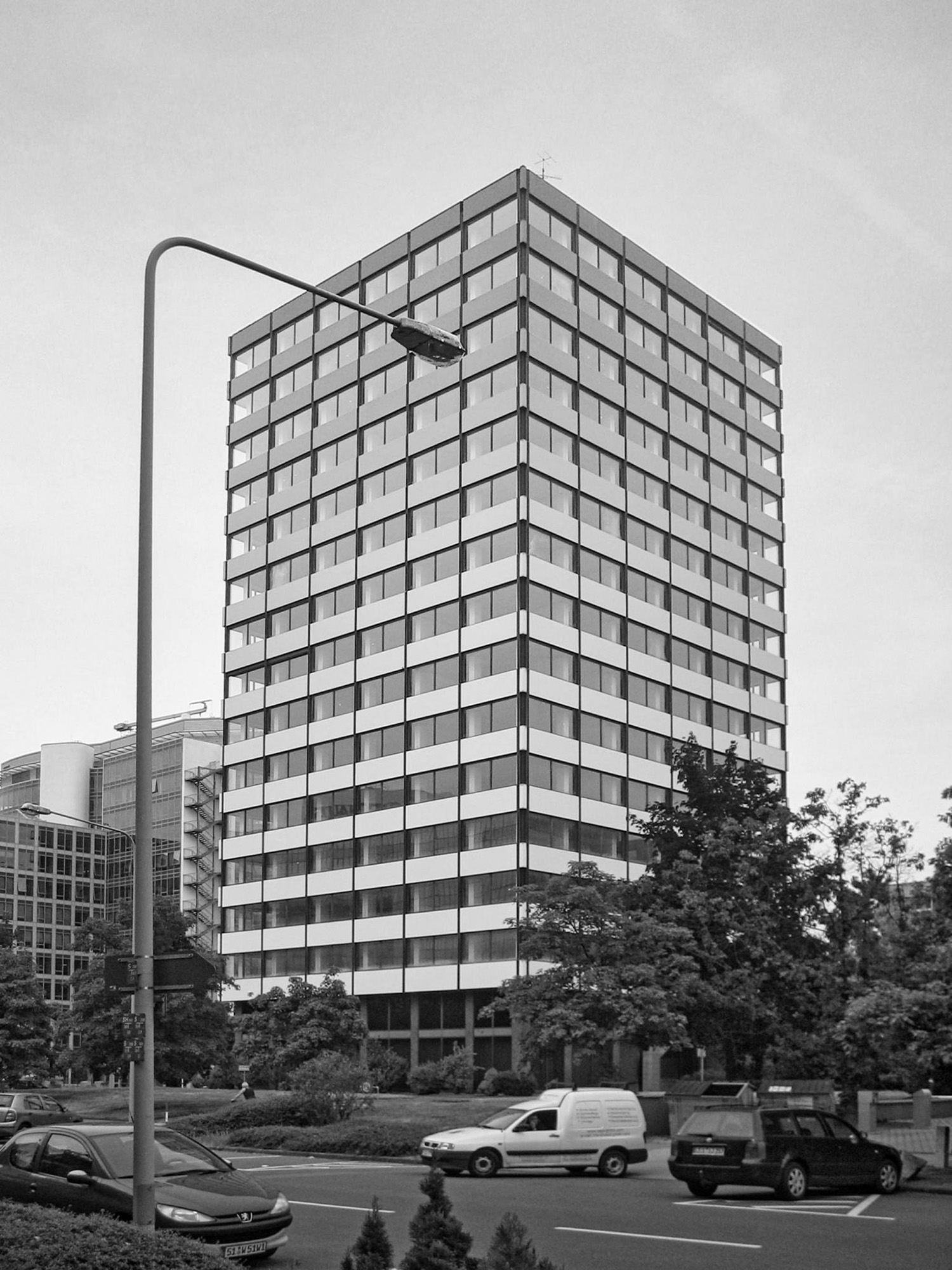 lyoner-straße-01-frankfurt-niederrad-high-rise-living