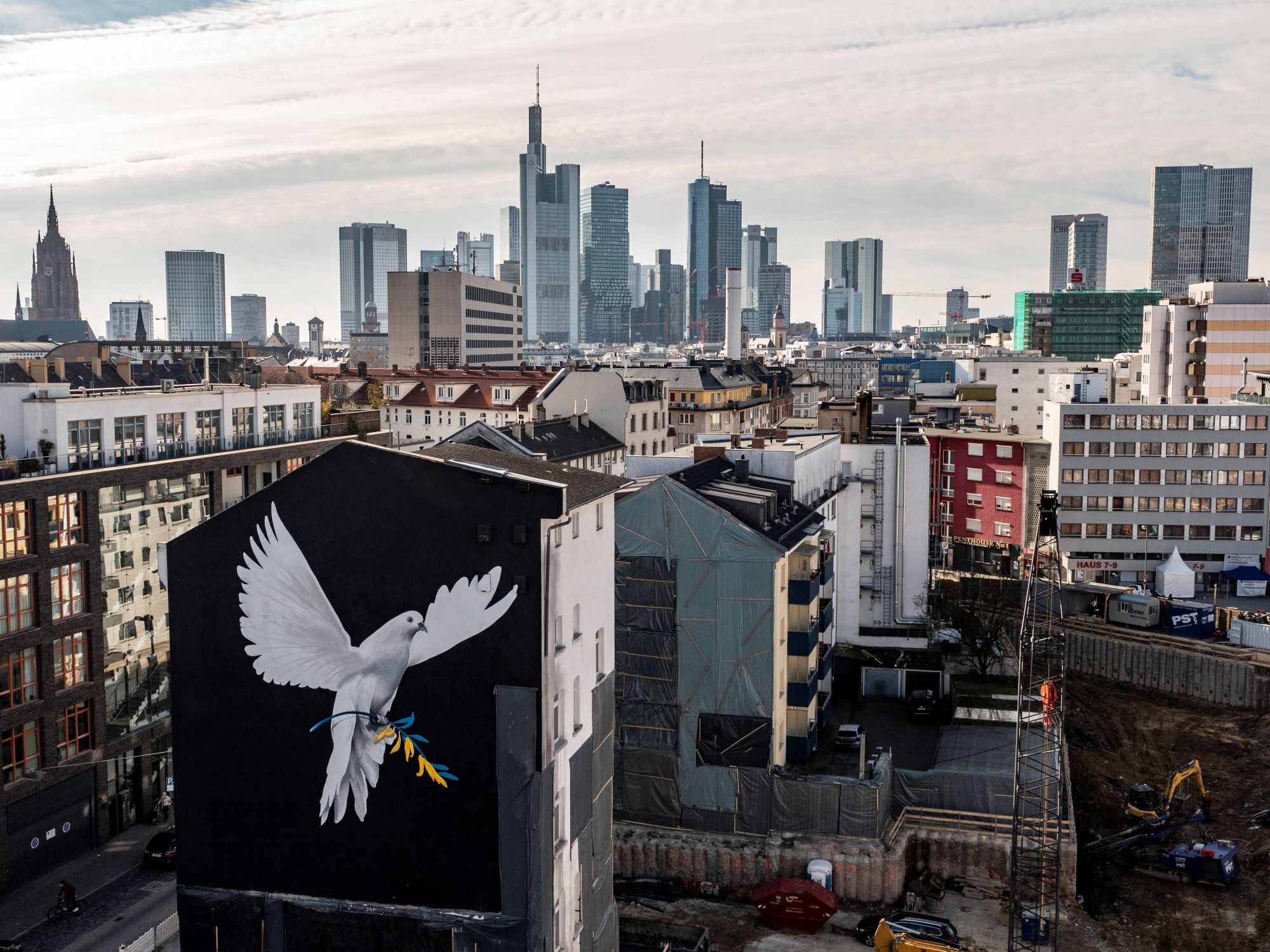 statement-main-yard-wandbemalung-skyline-frankfurt