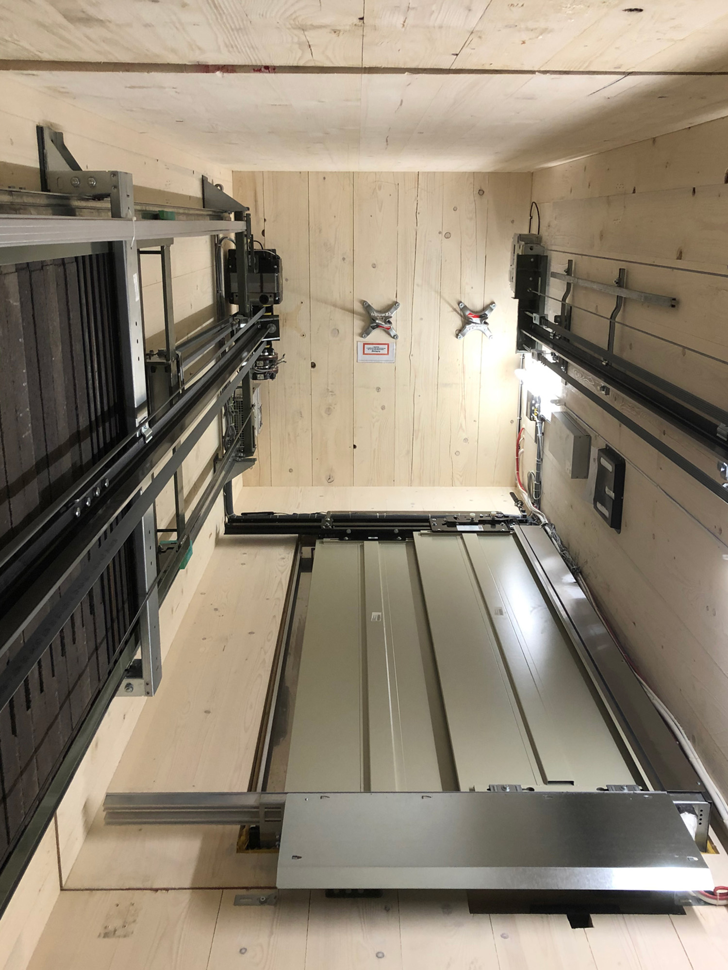 schindler-aufzug-holzschacht