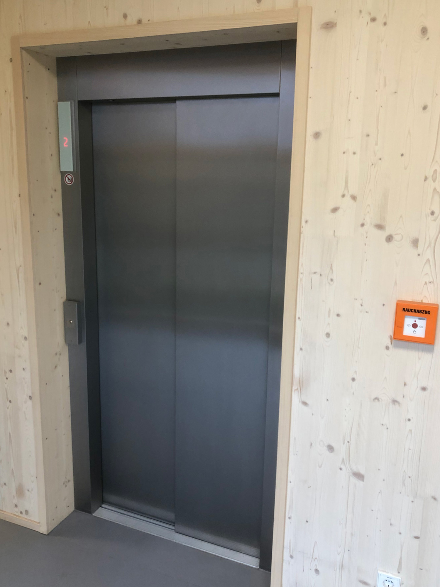 schindler-holzschacht-aufzug-außenansicht