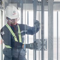 Free fall impossible! The safety of elevators. Aufzug-Schindler-Mitarbeiterin-Header