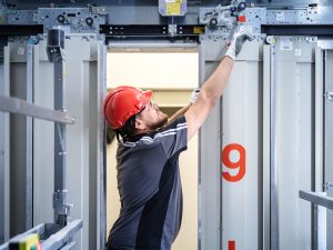 Schindler-Aufzug-Wartung-Mitarbeiter