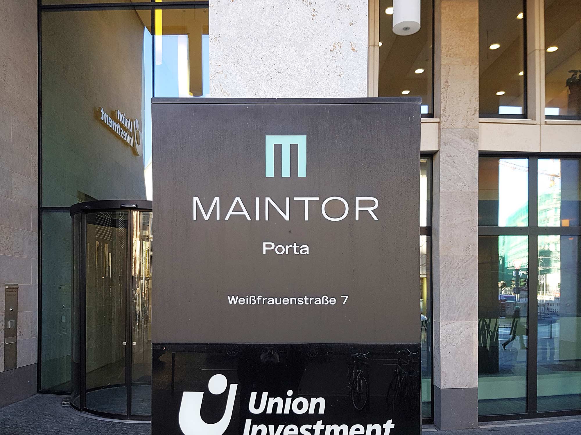 maintor-porta-frankfurt-union-investment-logo Frankfurt MainTor Porta - Union Investment headquarters - UI logo